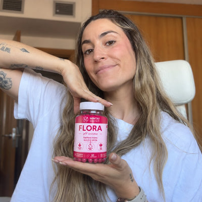 Mujer con FLORA de Nintai en la mano